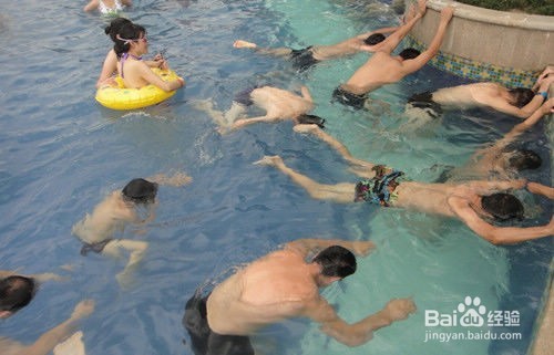 如何快速学会蛙泳？