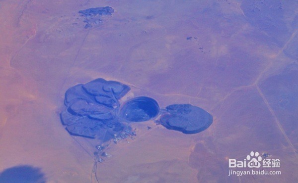 俯瞰罗布泊那些奇形怪状的矿井