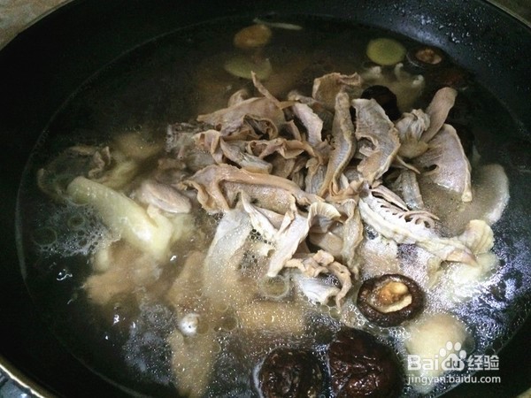 鱿鱼鸭肉煲的做法