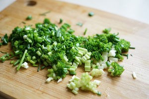 养生食补葱烧蚕豆的做法