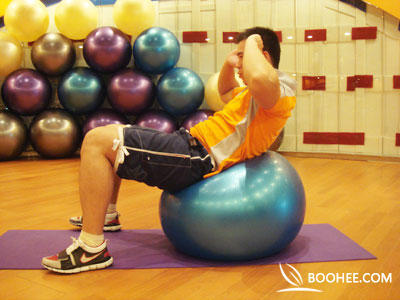<b>怎样利用健身球轻松减去小肚腩</b>