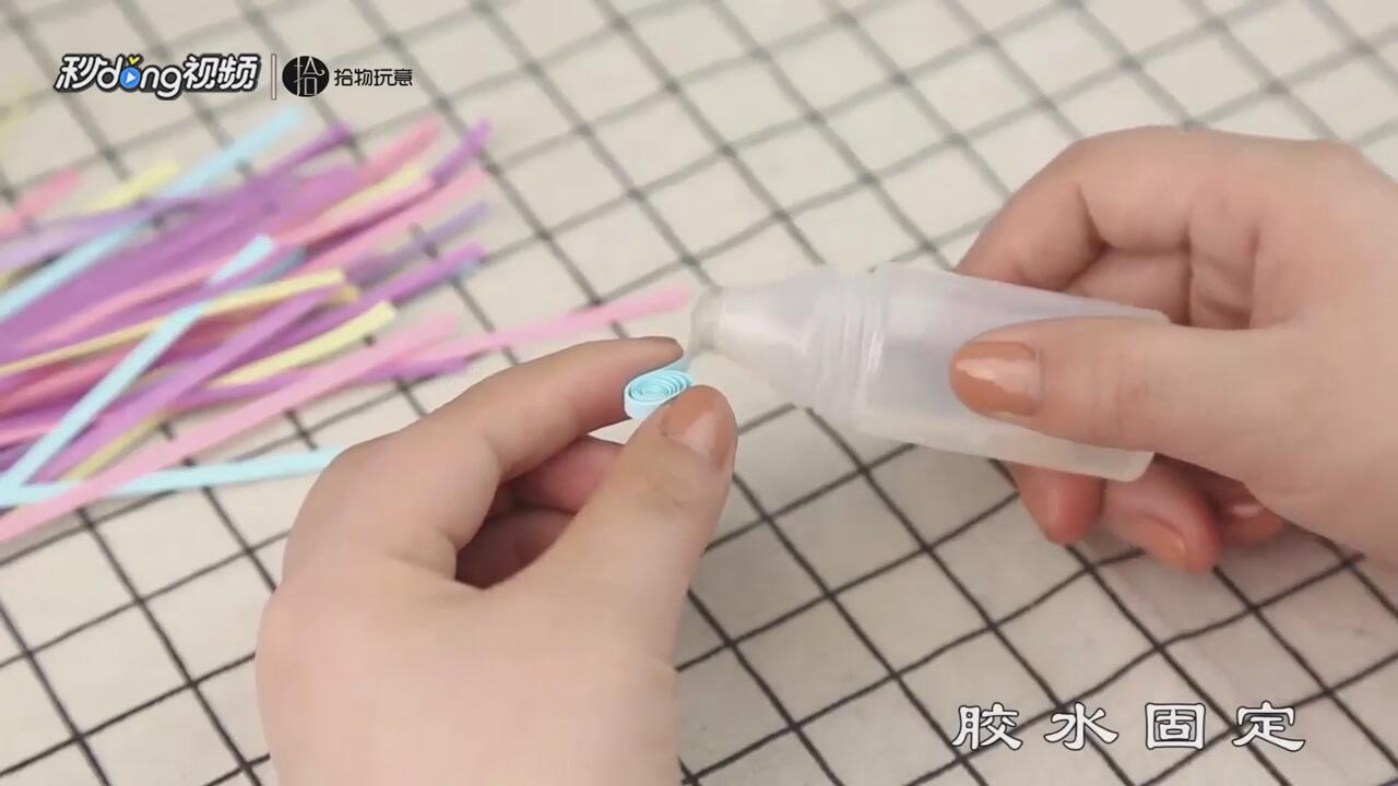 如何用衍纸折一盆小雏菊