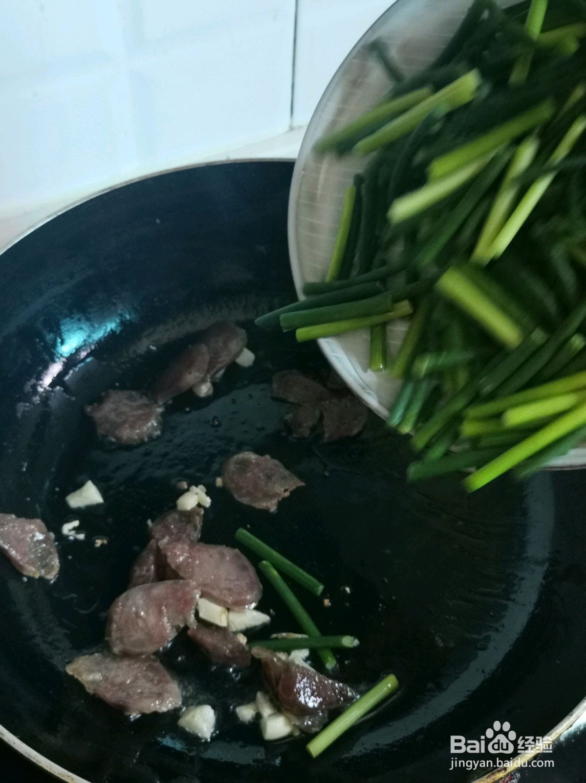 蒜苔炒腊肠的做法