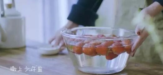 制作草莓果酒的方法