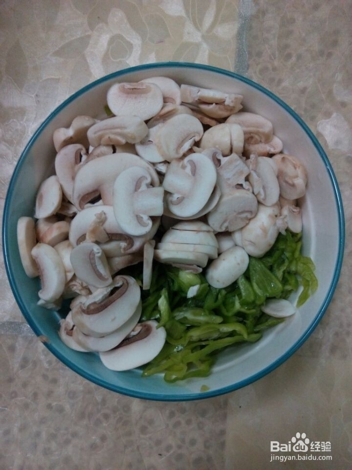青椒配口菇，炒出来的清香