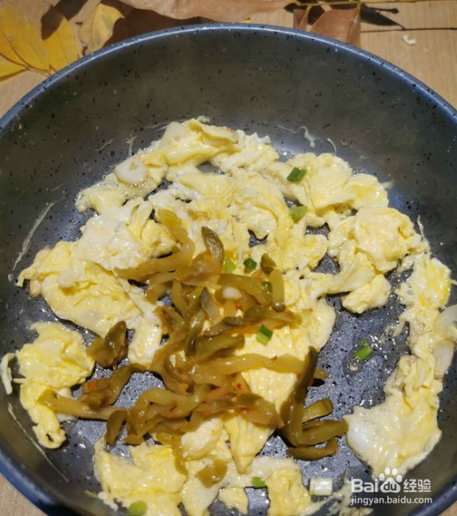 榨菜丝炒鸡蛋的做法