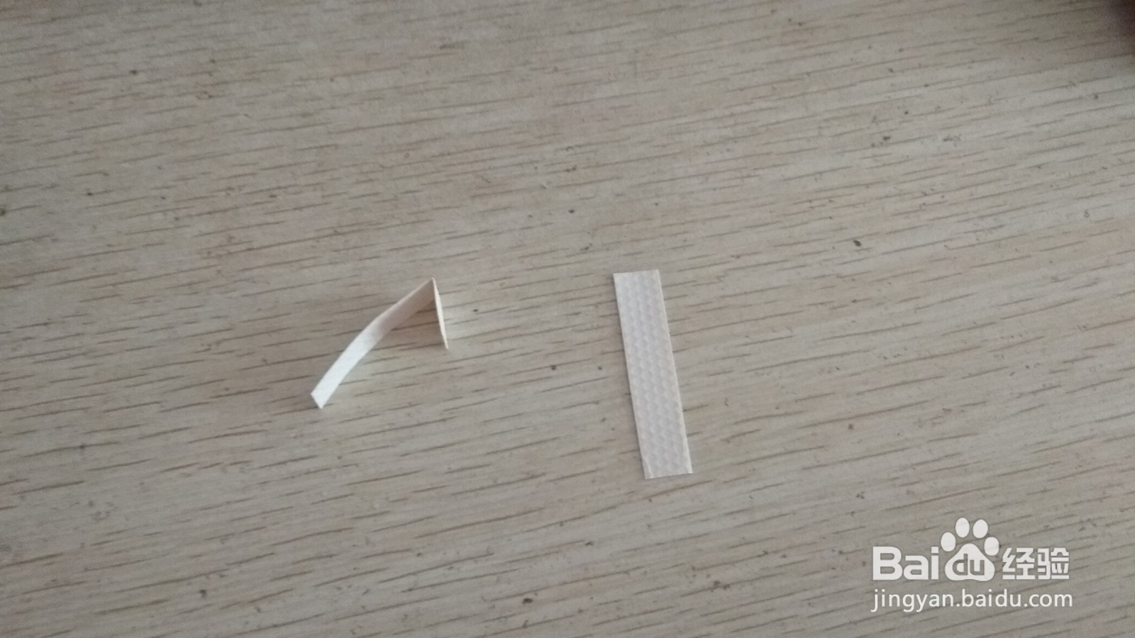 如何用两块小长方形水彩画纸做简易的手机支架