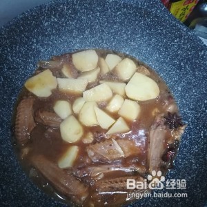 土豆炖鸭翅中的做法