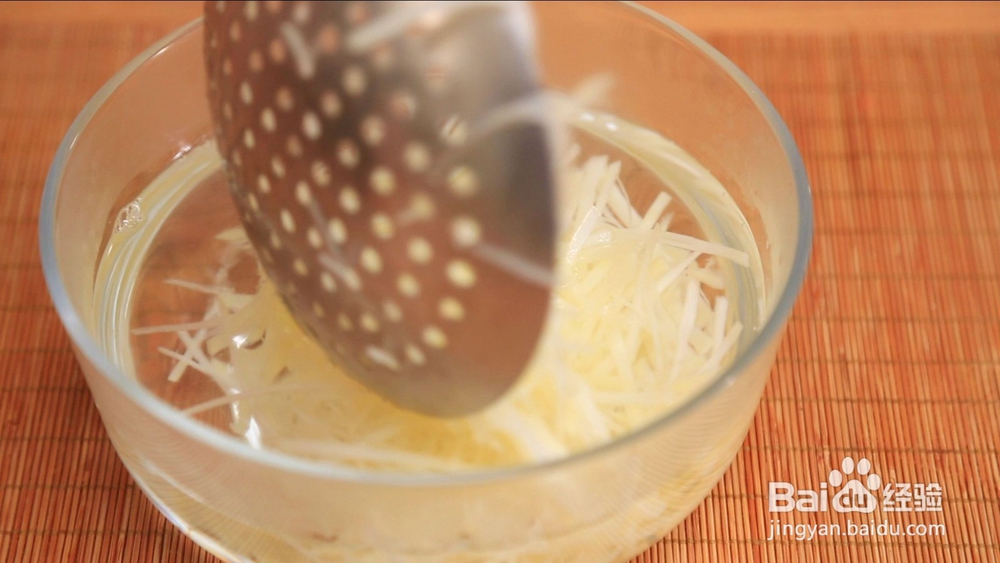 不用锅也能爆香的土豆丝，一勺油就搞定！