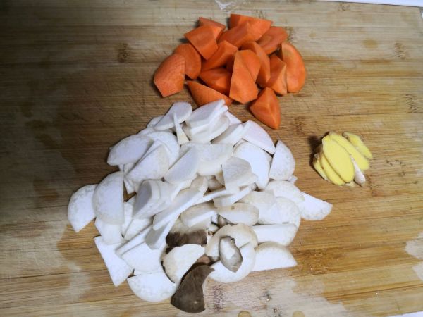 莲藕玉米花生山药汤