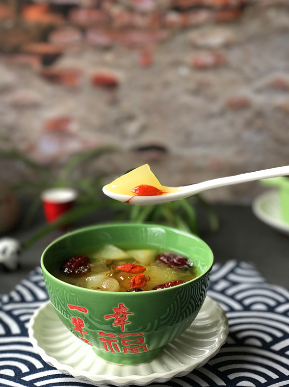 桃胶藏红花雪梨银耳汤