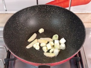 土豆焖牛腩的做法