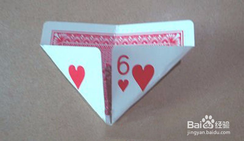 如何利用废旧扑克制作艺术花瓶?