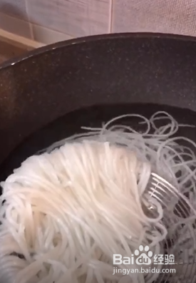 如何制作一道肉末粉条