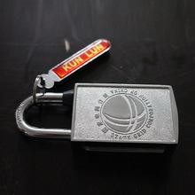 挂锁钥匙孔旁的小孔是干什么用的