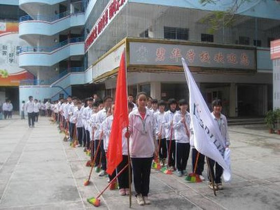 求告知:汕头碧华学校初中部(特别是新校区)怎么样?校风好不好?希望在碧华学哥学姐们,谈谈,谢谢!!