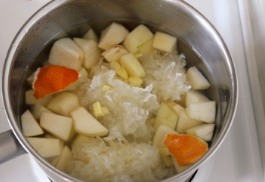 银耳陈皮生姜炖梨