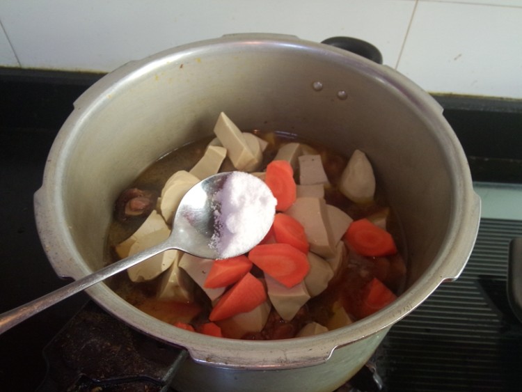 炖鸡什么时候放盐