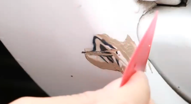 汽车划痕已见铁皮怎样处理