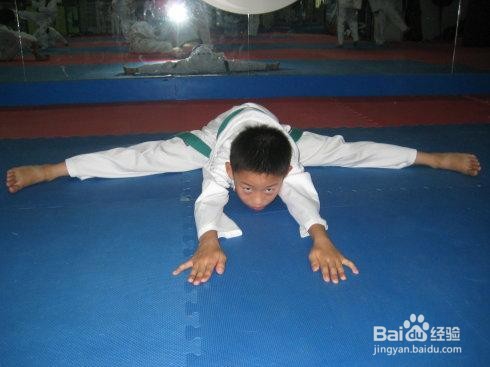 跆拳道怎样练劈叉