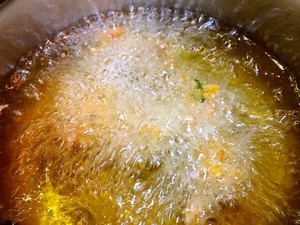 油炸胡萝卜香菜鸡蛋素菜丸子做法教程
