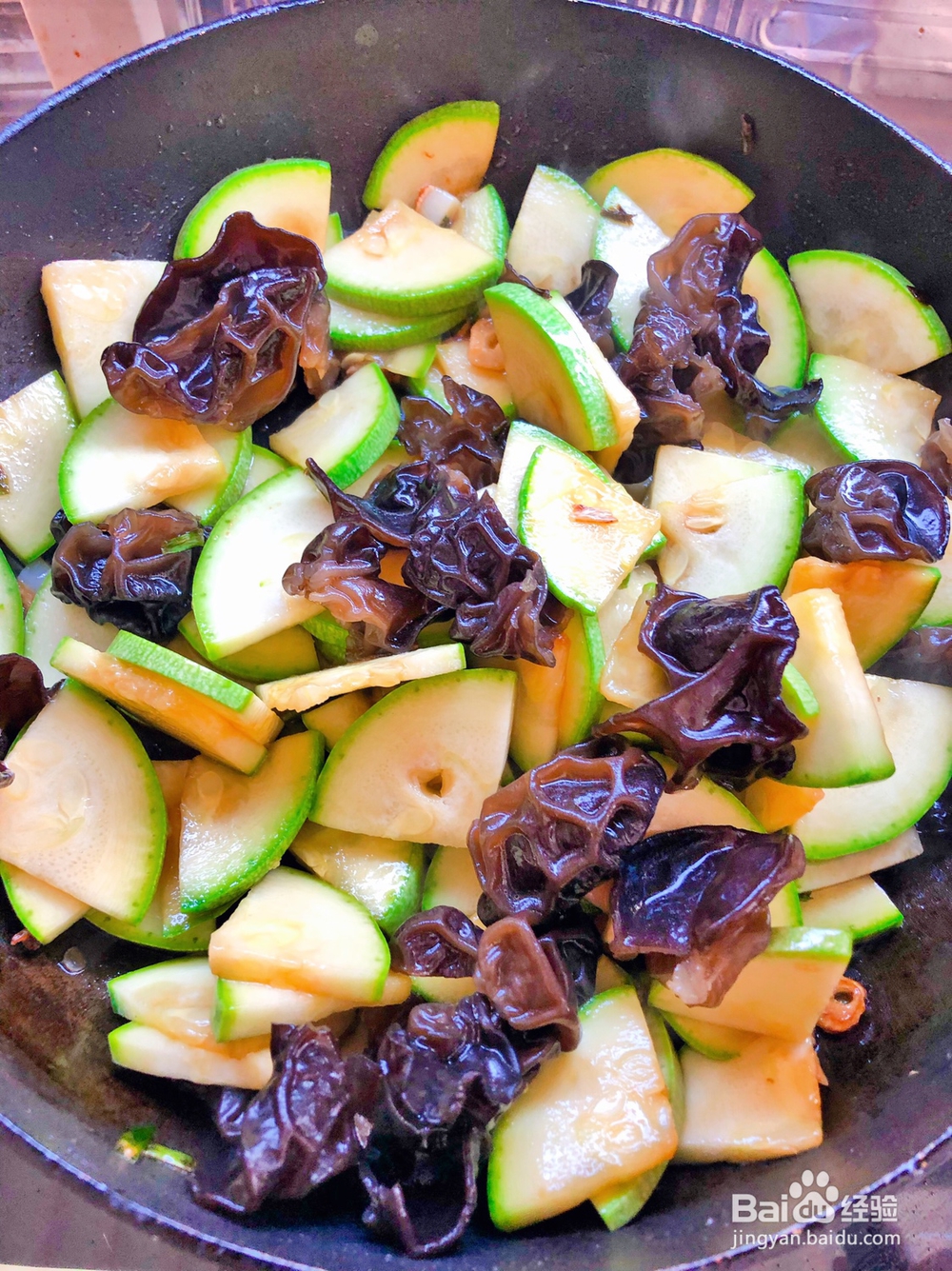 香香脆脆的西葫芦木耳炒鸡蛋