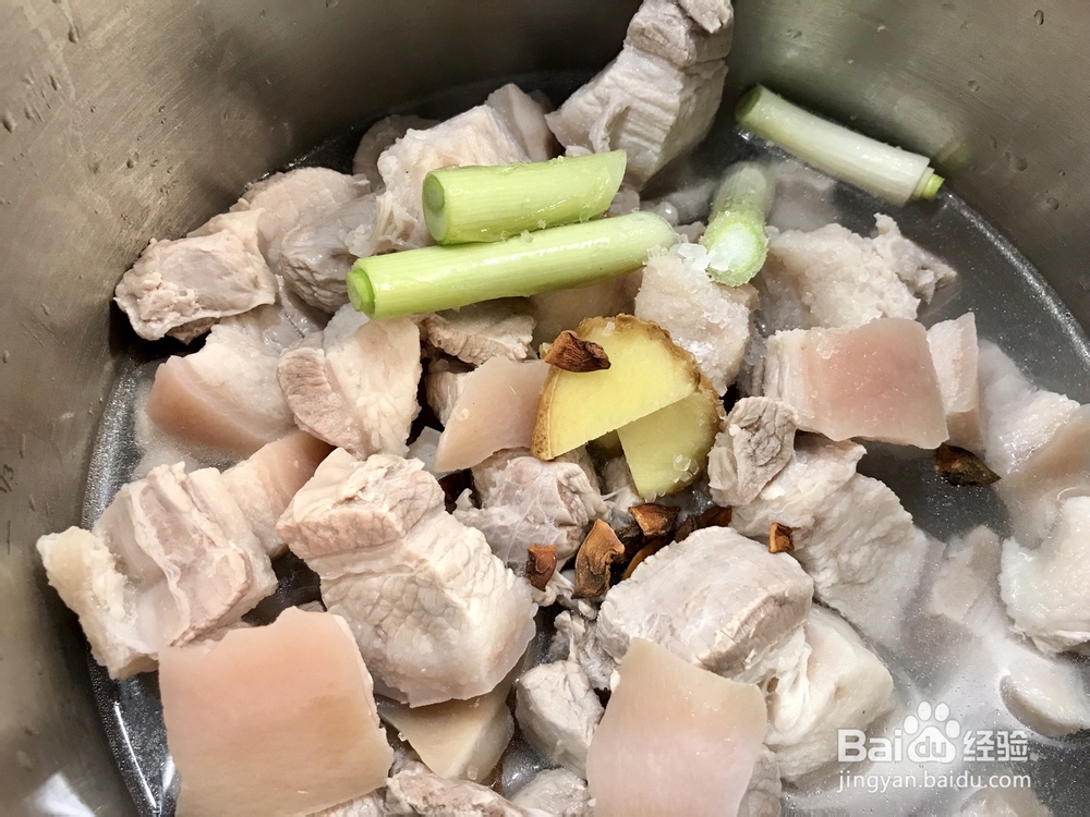 一个人做五花肉炖土豆茶树菇