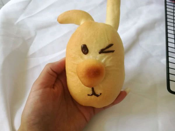 丑萌兔豆沙面包