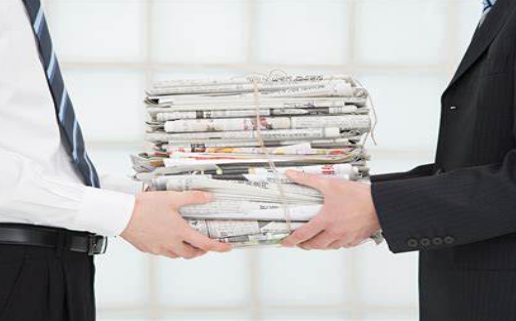 he handed me the newspaper 中的me the newspaper是什么成分