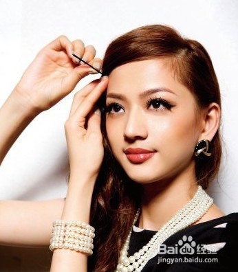 夏季复古盘发打造优雅气质,简单易学