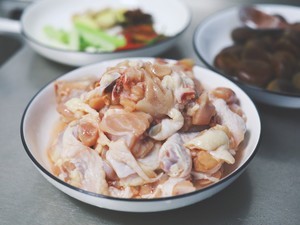 板栗焖鸡的做法