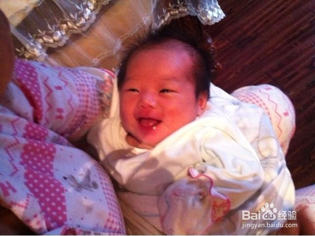 中国传统育儿的不良陋习(嚼食喂孩子丨刮胎毛等)