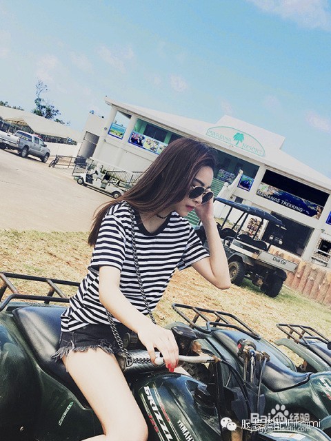 有了高腰裙，打造九头身还差一件短款T恤