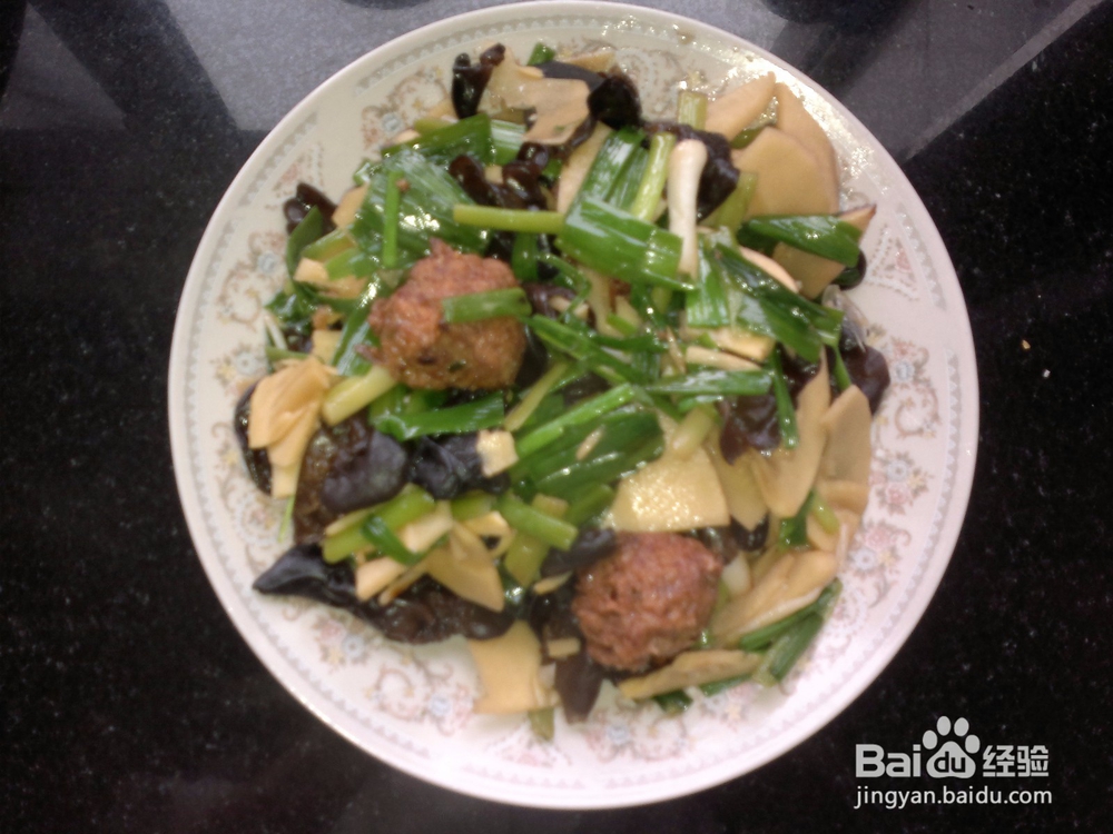 开春应季菜竹笋木耳炒蒜苗的做法