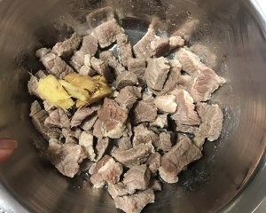 如何制作香辣的土豆咖喱胡萝卜牛腩盖饭？