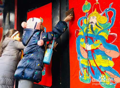 门 一般来说,农村的门都是双开的,也就是左右分开,那么 贴门神的时候