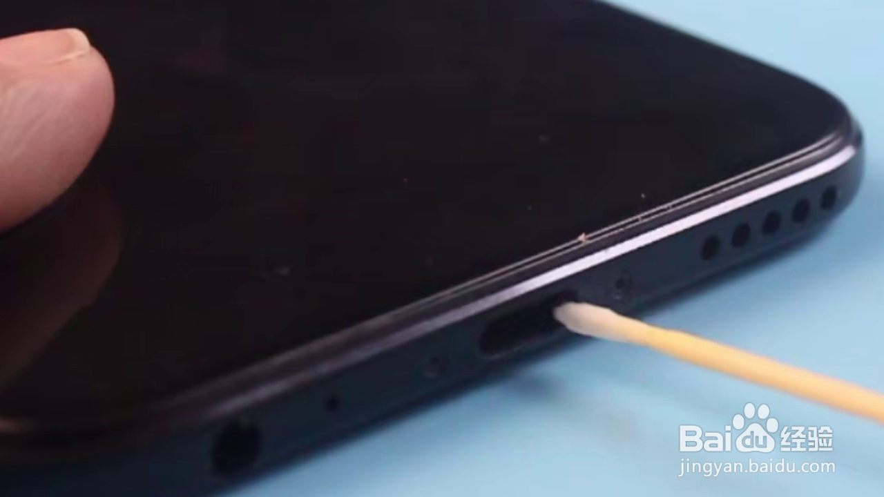 如何清除手机充电口的灰尘杂质？