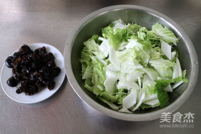 白菜炒木耳的做法