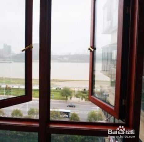 高楼层窗户怎么防爆雨