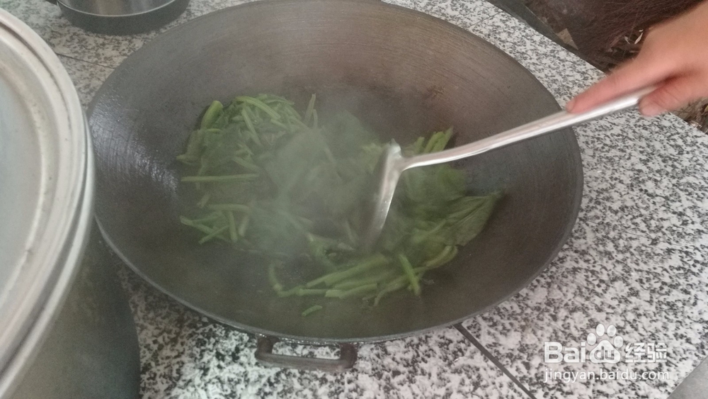 乡村清炒南瓜叶的方法。