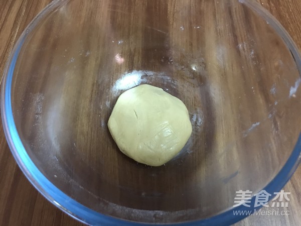 莲蓉蛋黄广式月饼