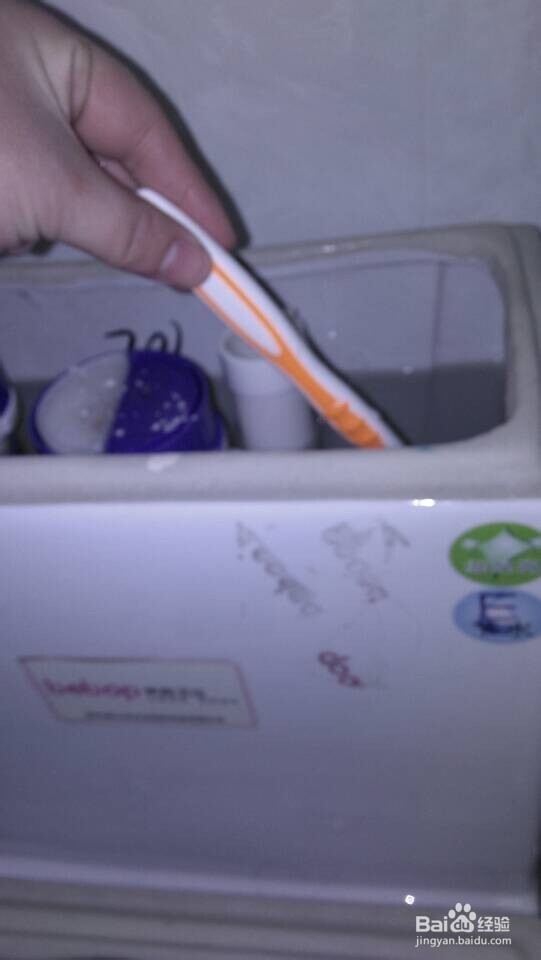 如何清洁座便器水箱