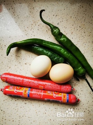 如何做火腿肠青椒炒鸡蛋？