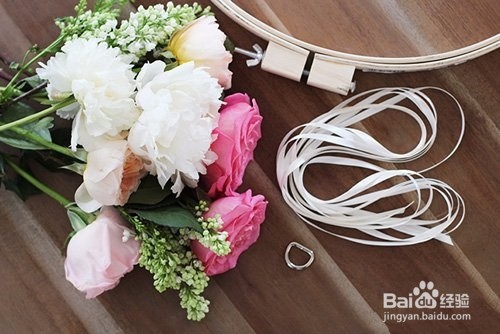 玫瑰花漂亮的花环 氛围马上变欢乐了！