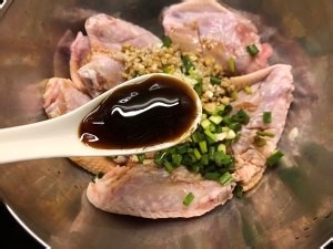 外脆里嫩的蒜香炸鸡翅