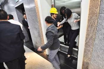 高层楼电梯坏了该怎样应对？