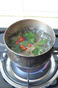 在家制作玫瑰薄荷茶