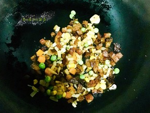 酸笋腊肠蛋炒饭