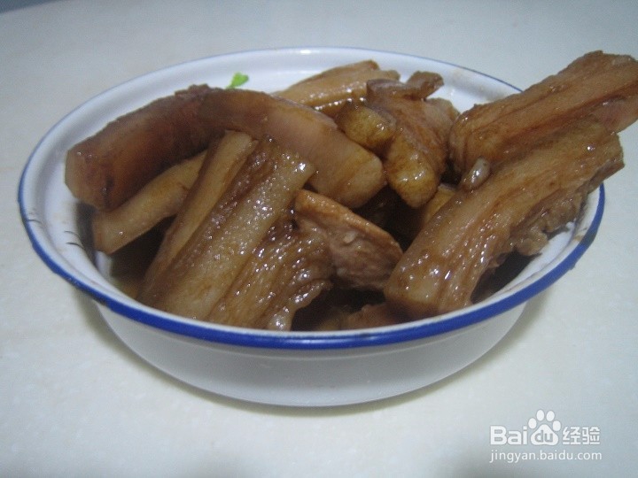 老年人怎样用相机来拍出锅的肥猪肉段