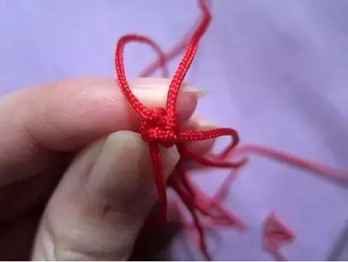 求三个转运珠手链怎样用红绳编